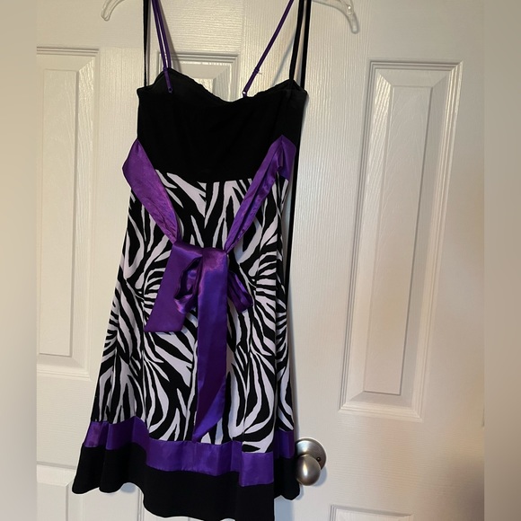 Cute party dress with zebra stripes - Picture 4 of 5